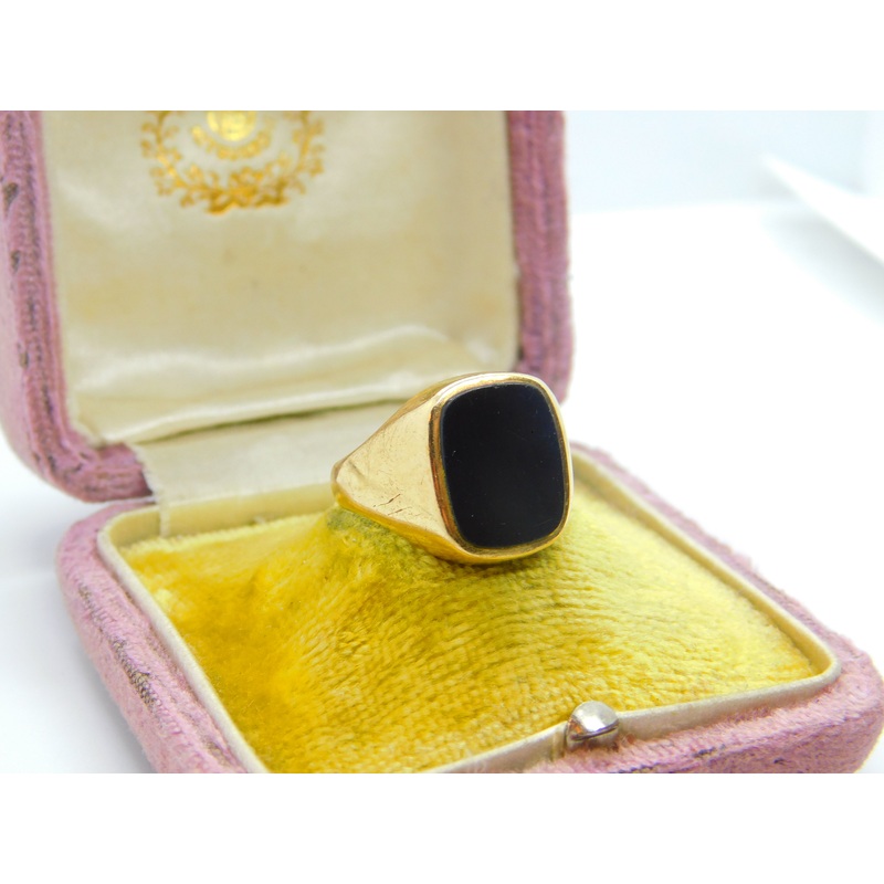 9ct Yellow Gold Essential Onyx Set Signet Ring 1976 Birmingham Vintage