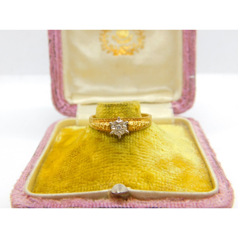 18ct Yellow Gold Illusion Set Diamond Bark Effect Solitaire Ring 1972 London