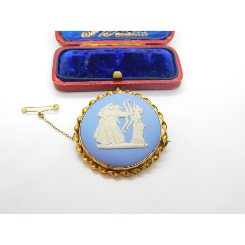 9ct Yellow Gold Ropework Wedgwood Jasperware Archer Goddess Brooch 1954