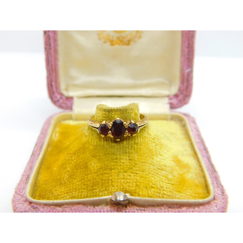 9ct Yellow Gold Bohemian Garnet Set Three Stone Band Ring 1970 London Vintage