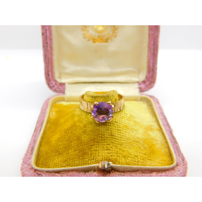 9ct Yellow Gold Textured Pattern Solitaire Ring with Amethyst Setting Vintage