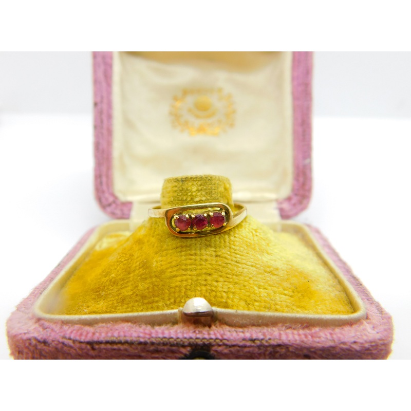9ct Yellow Gold Three-Stone Ruby Set Crossover Ring 1981 London Vintage