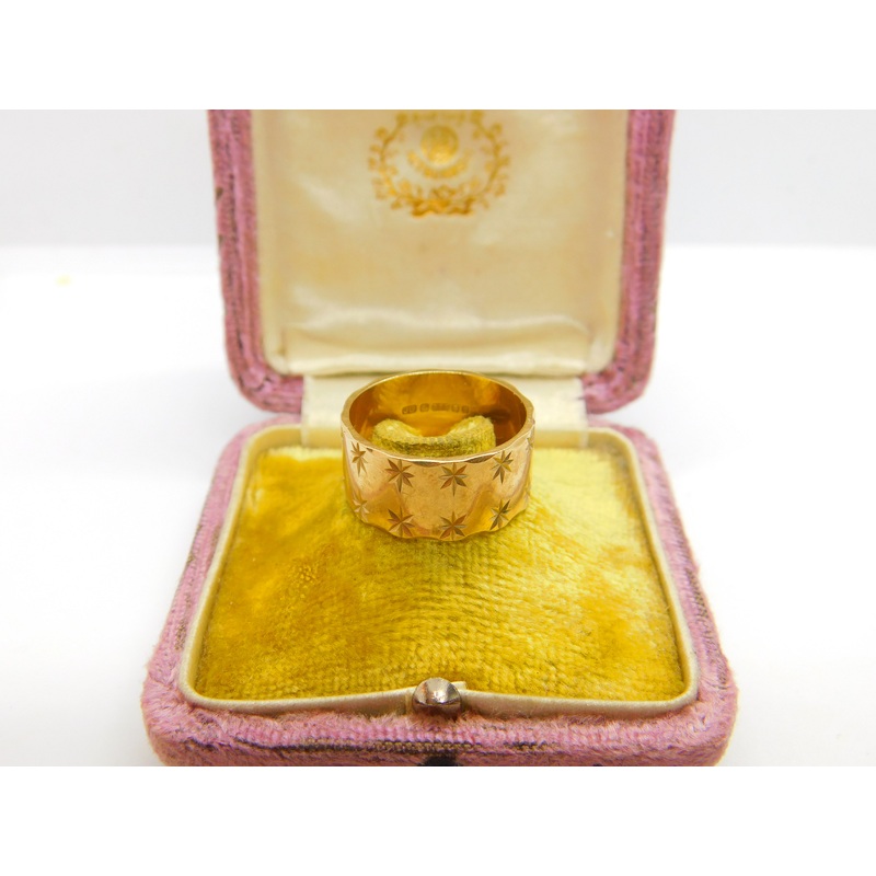 9ct Yellow Gold Wide Star Pattern Band Ring Vintage 1976 London Size 9 UK