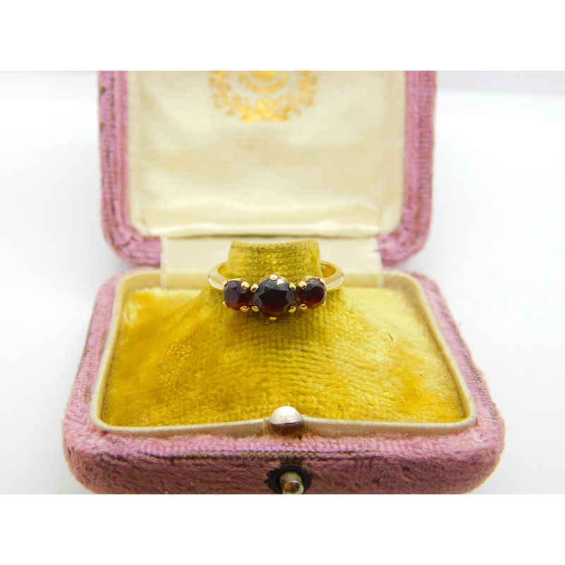 9ct Yellow Gold Three-Stone Bohemian Garnet Band Ring Vintage c1970