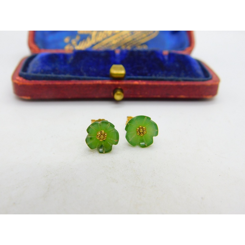 18ct Yellow Gold & Carved Nephrite Jade Floral Stud Earrings Vintage c1980