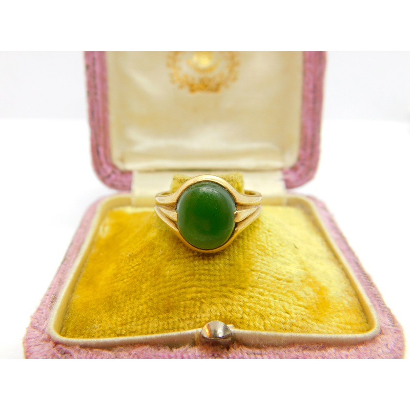 9ct Yellow Gold Cabochon Nephrite Jade Signet Ring Antique c1940 Art Deco