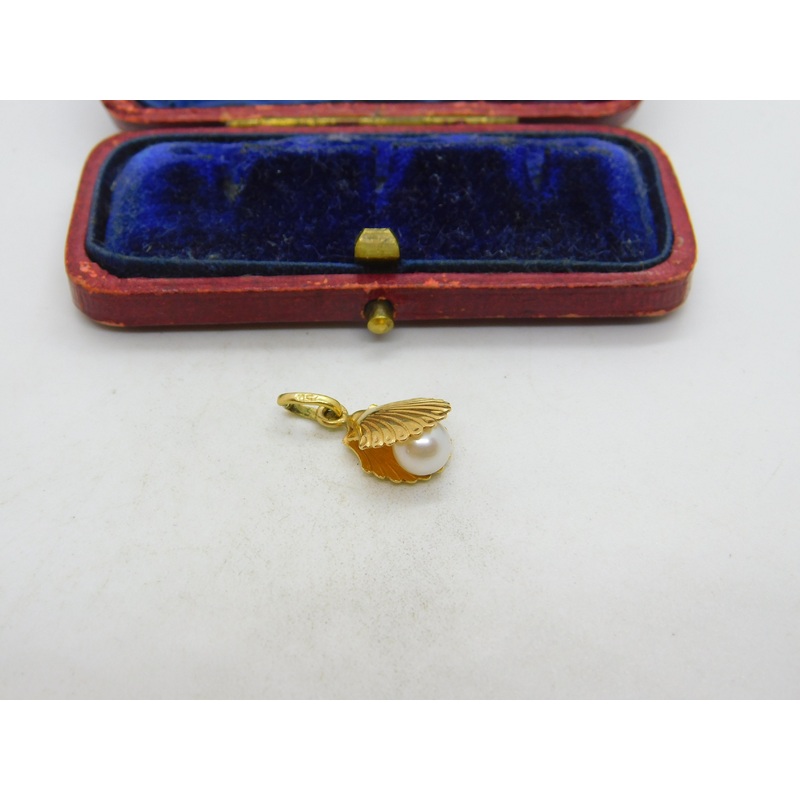 18ct Yellow Gold Pearl in the Clam Charm or Pendant Vintage c1980
