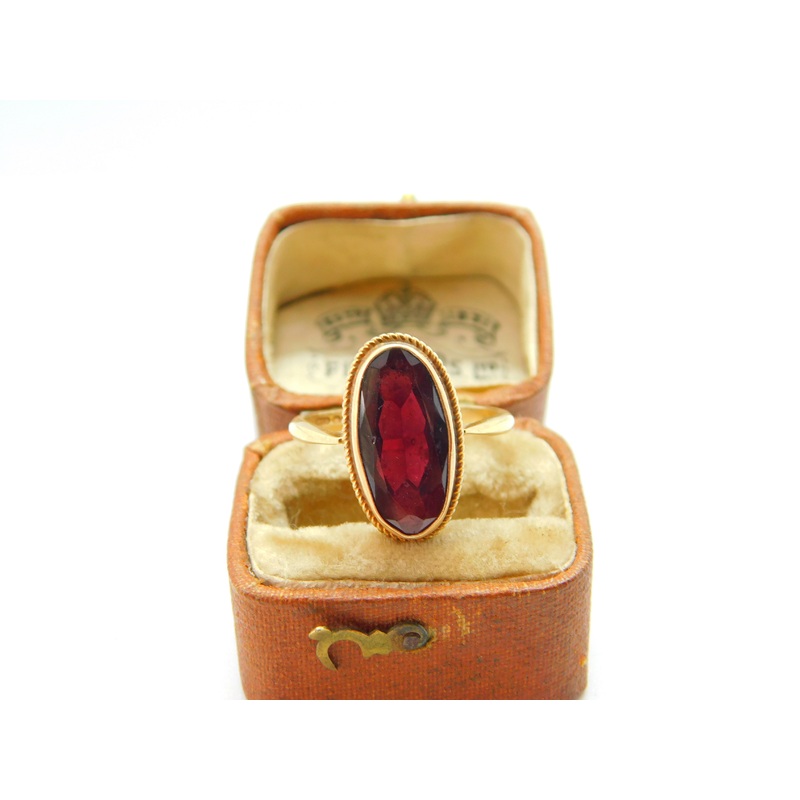 9ct Yellow Gold Marquise Style Set Bohemian Garnet Dress Ring 1979 Birmingham